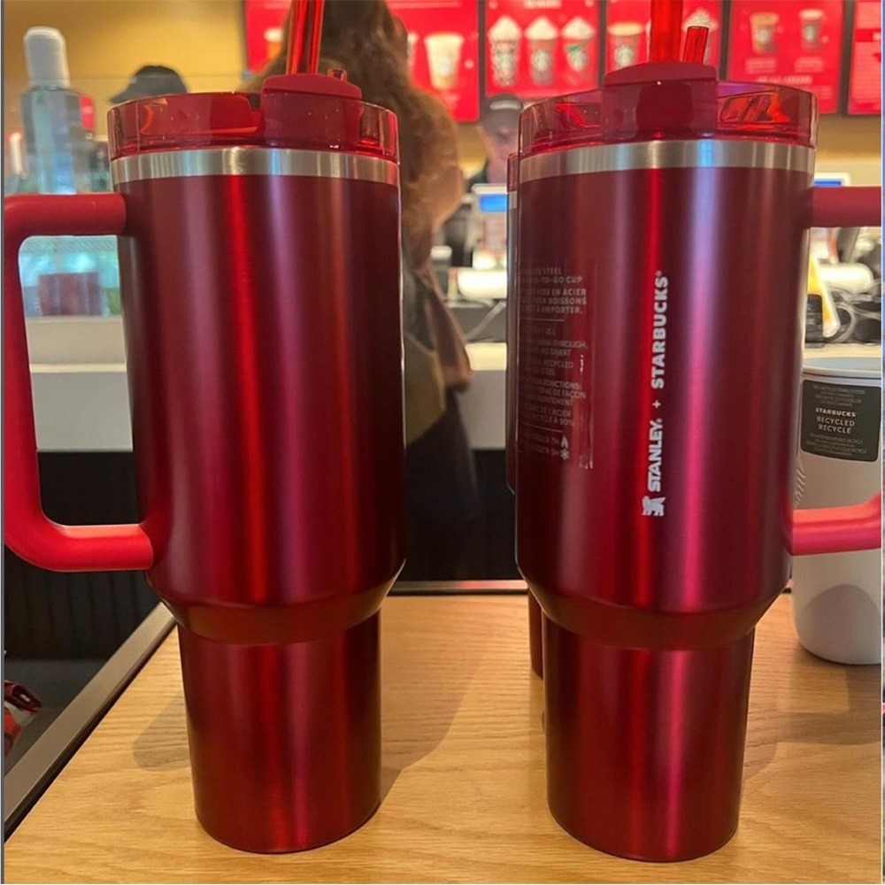 NEW 2023 Starbucks x Stanley cup Limited Edition Holiday Quencher ❤️💫